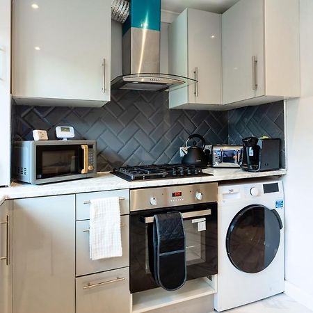 Amazing 3 Bedroom, 2 Bathroom, Ground Floor Flat With Garden, Near Train Station And Bus Stop Londyn Zewnętrze zdjęcie