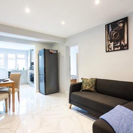 Amazing 3 Bedroom, 2 Bathroom, Ground Floor Flat With Garden, Near Train Station And Bus Stop Londyn Zewnętrze zdjęcie