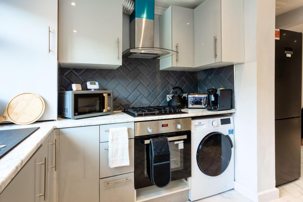 Amazing 3 Bedroom, 2 Bathroom, Ground Floor Flat With Garden, Near Train Station And Bus Stop Londyn Zewnętrze zdjęcie