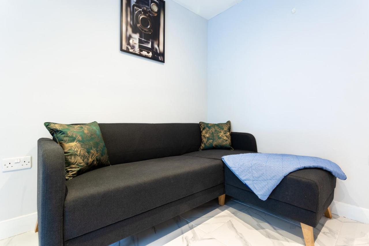 Amazing 3 Bedroom, 2 Bathroom, Ground Floor Flat With Garden, Near Train Station And Bus Stop Londyn Zewnętrze zdjęcie