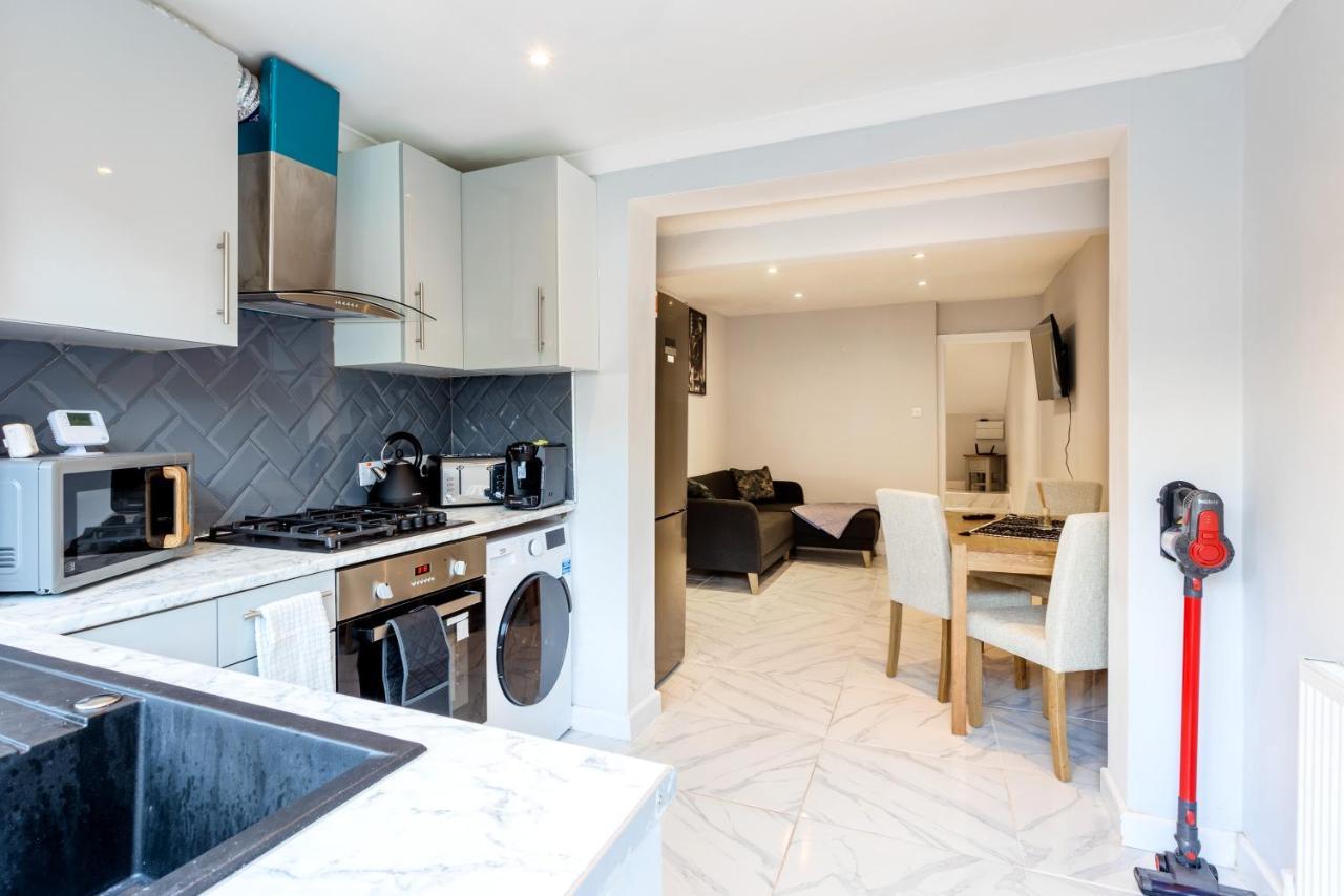 Amazing 3 Bedroom, 2 Bathroom, Ground Floor Flat With Garden, Near Train Station And Bus Stop Londyn Zewnętrze zdjęcie