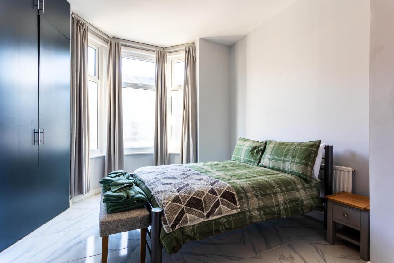 Amazing 3 Bedroom, 2 Bathroom, Ground Floor Flat With Garden, Near Train Station And Bus Stop Londyn Zewnętrze zdjęcie
