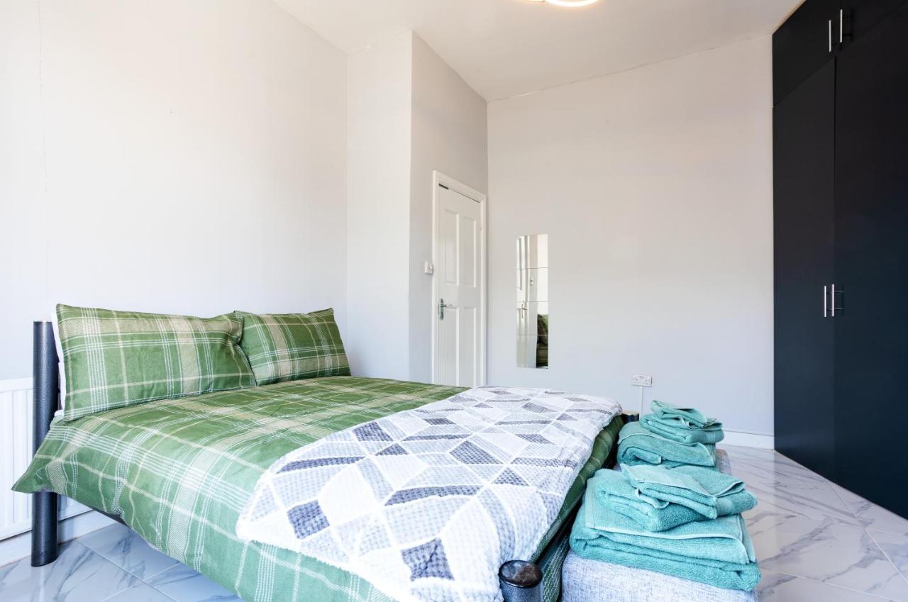 Amazing 3 Bedroom, 2 Bathroom, Ground Floor Flat With Garden, Near Train Station And Bus Stop Londyn Zewnętrze zdjęcie