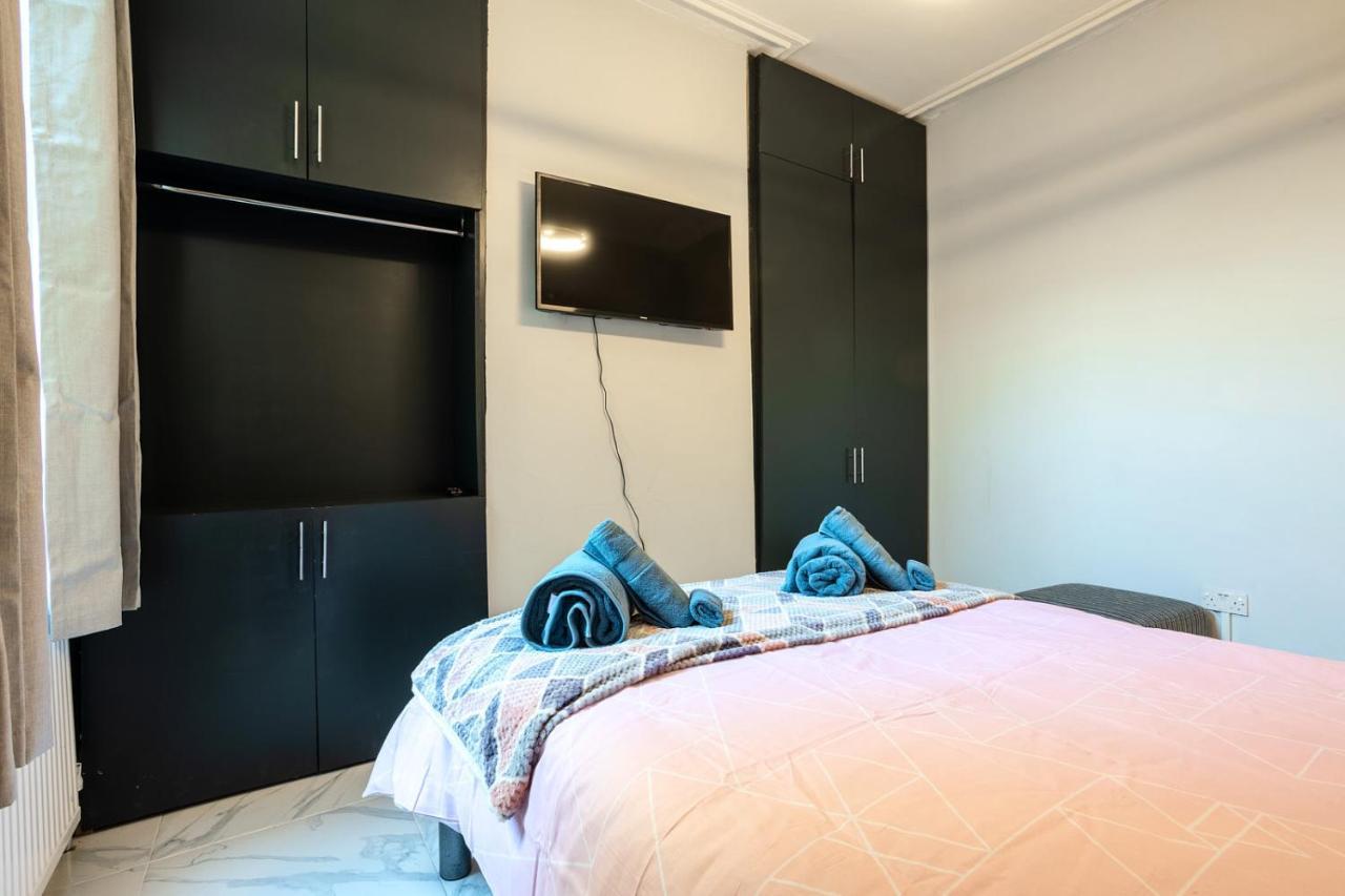 Amazing 3 Bedroom, 2 Bathroom, Ground Floor Flat With Garden, Near Train Station And Bus Stop Londyn Zewnętrze zdjęcie